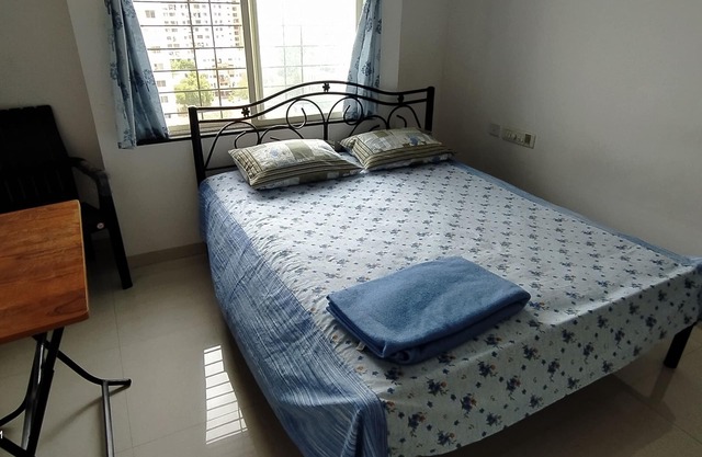 Budget Private Room near Magarpatta 5km Undri 2km - by IT Pro