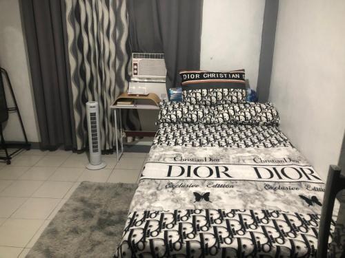 Budget Staycation JOHNFONZ Building Aircondition Room