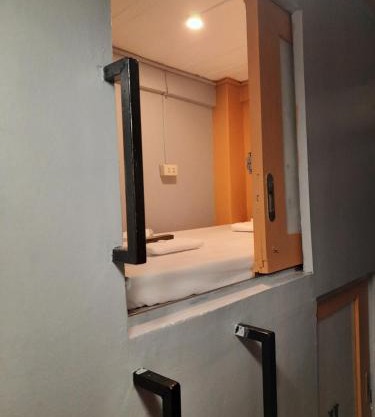 Budget Transient Capsule Room Makati near Ayala and Buendia