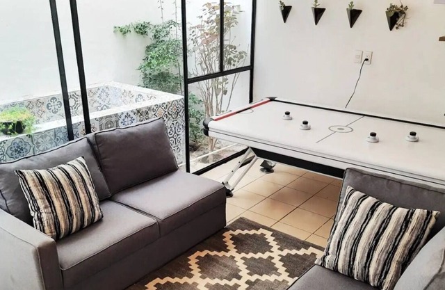 Bugambilias art and rest Lukasa Home pool & airhockey