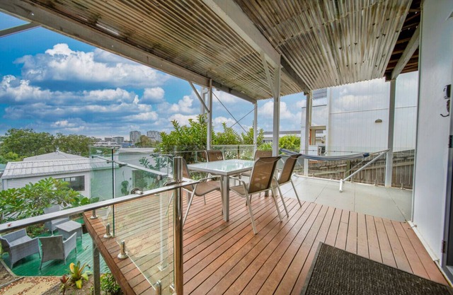 Bulimba Guest House close to transport and Oxford st