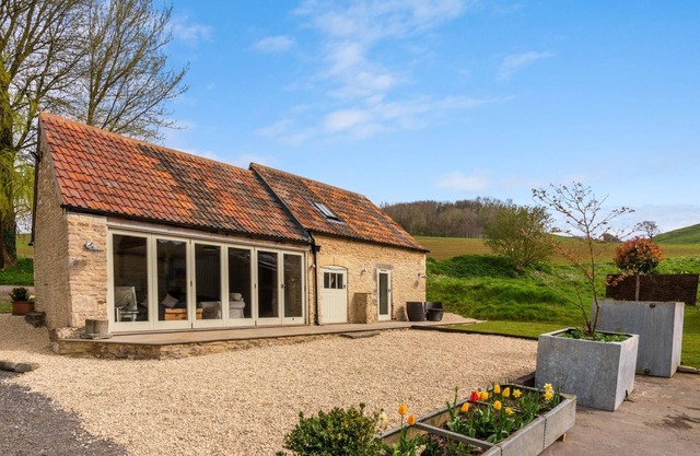 Bull Pen - sleeps 2 guests in 1 bedroom