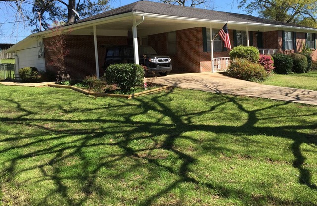 Bulldog Getaway, 3 bedroom, 2 bath, 1.5 miles to campus