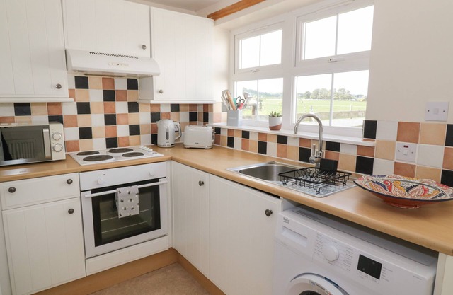 BUMBLEBEE COTTAGE, family friendly, with a garden in Sandhead