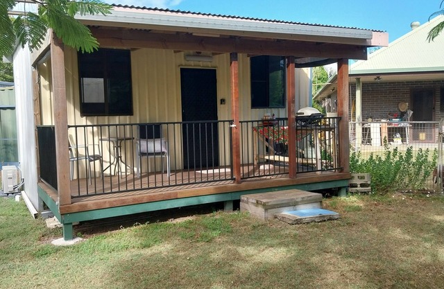 Bundaberg PETS A/C Small Rustic Cabin 1 bed kitchenette fridge bathroom BBQ deck