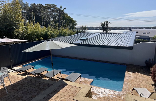 Bundeena Base Art House, Sea View with Solar Heated Pool