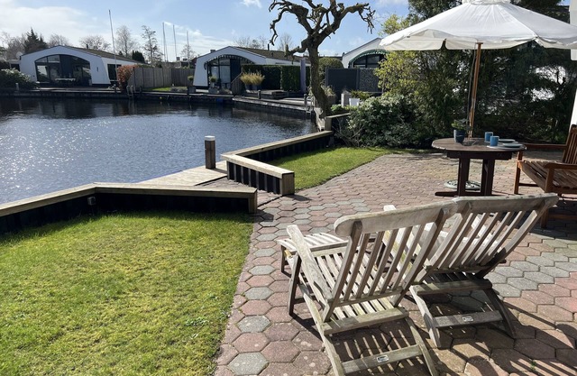 Bungalow aan het Water met Aanlegsteiger. Huisdier Vriendelijk