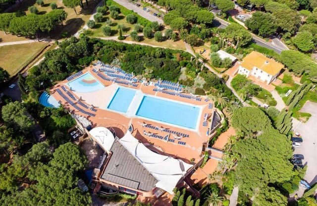 Bungalow in San Vincenzo with Sun Shower