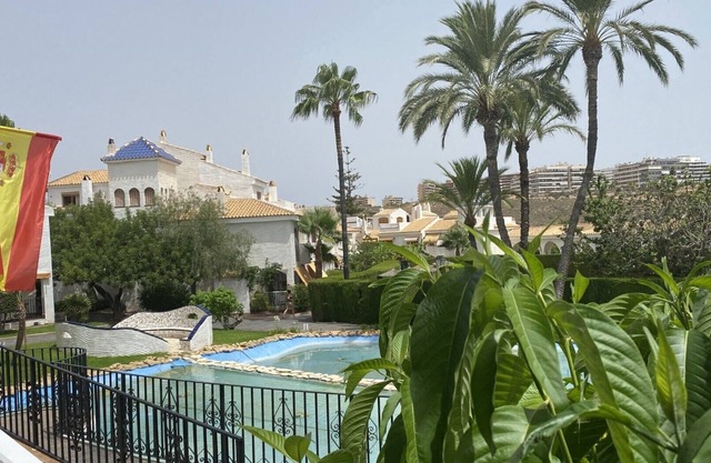 Bungalow with swimming pool, tennis court and beach