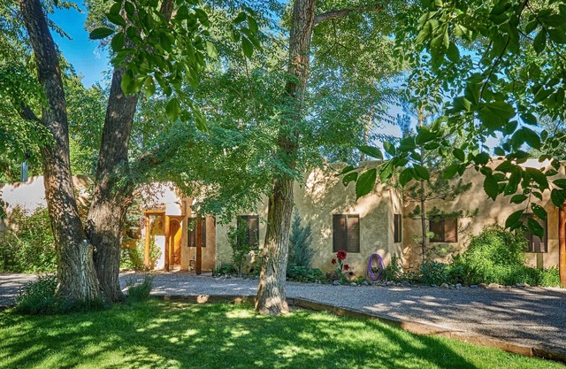 Burch Street Casitas Hotel Taos