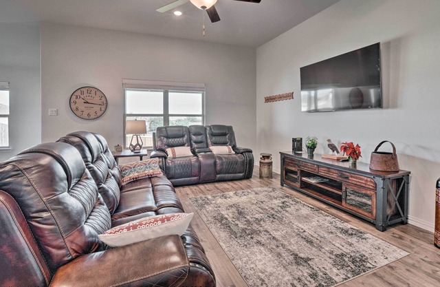 Burleson Family Home - 1/2 Mi to Shops & Food