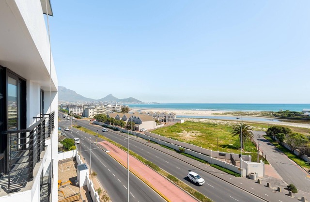 Burmeister Modern 2-Bedroom w/Views Milnerton
