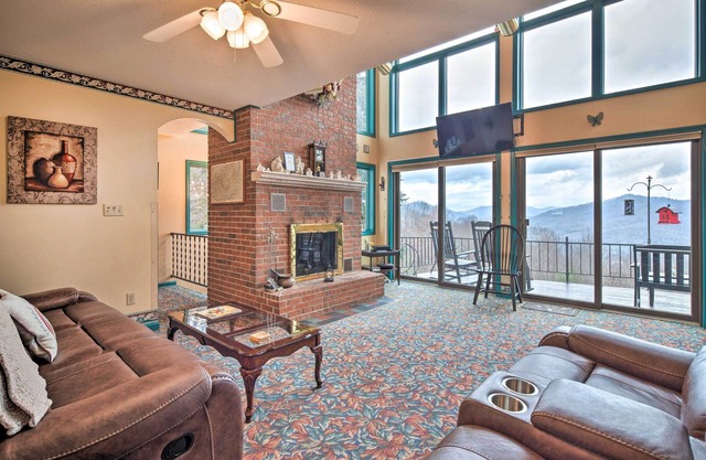 Burnsville Home w/Deck & Panoramic Mountain Views