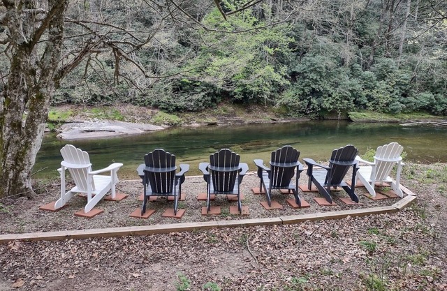 Burnsville, NC - Awesome 40 Acre Retreat on the South Toe River