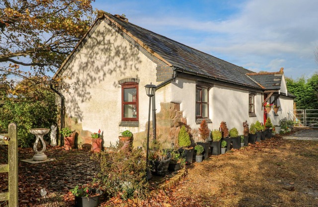 BURNT OAK STABLES, pet friendly, with a garden in Mynydd Isa