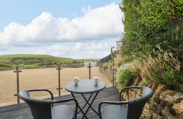 BURTON BAY, pet friendly, luxury holiday cottage in Burton Bradstock