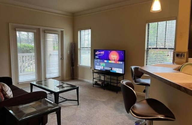 Business/Pleasure nComfy & Quiet with all the comfort of home. Instant Booking