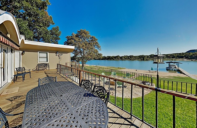 Butterfly Beach House-Private Sandy Beach(100'), Boat Dock, 5BR/3BA, Sleeps 14