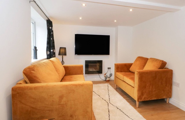 BUTTERFLY COTTAGE, family friendly, with a garden in Rossendale