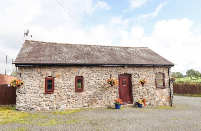 BWTHYN TY NEWYDD, with hot tub in Llangadfan