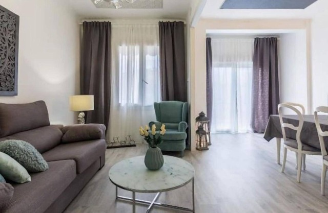BY DAYS CLOSE TO FCB STADIUM, NICE & CONFORTABLE WITH A FREE PARKING SPACE