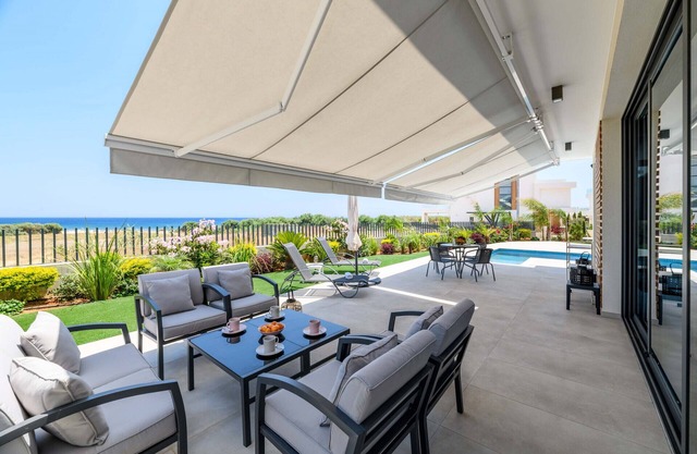 By The Beach - Emerald Seaview Villa - Stunning Seaview Stay
