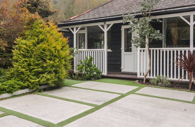 BY THE BEACH, pet friendly, with open fire in Seaton, Cornwall