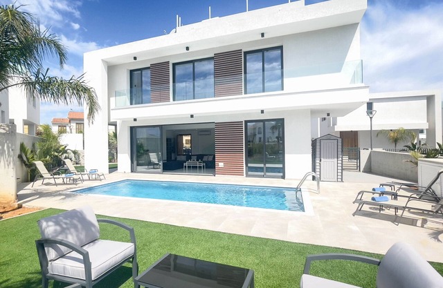 By The Beach – Royal Sapphire Villa - Steps from the Beach