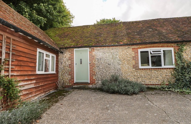 BYRE COTTAGE 3, family friendly, with pool in Storrington