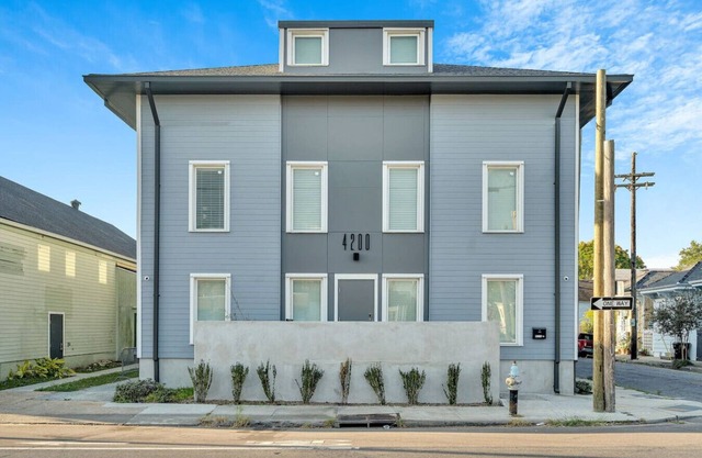 Bywater | 3 Neighboring Apartments, Sleeps 17!