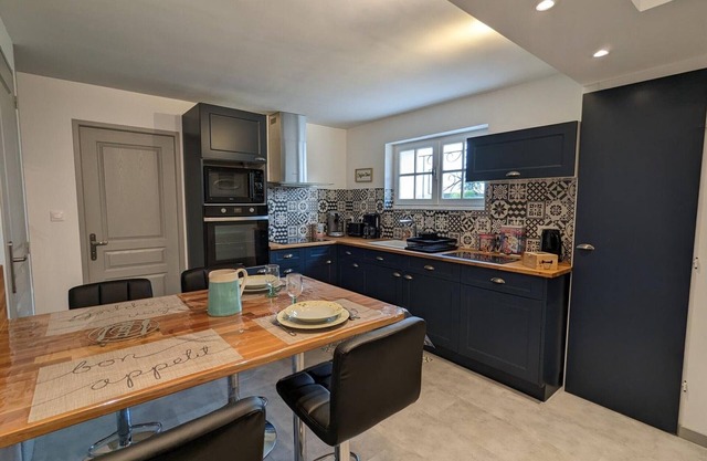 Cozy Ground Floor Apartment with Garden, BBQ, Free Bikes, Near Château and Shops
