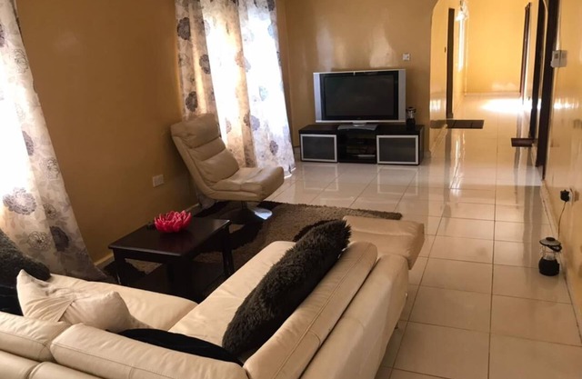 Charming 2-Bed House in Brusubi