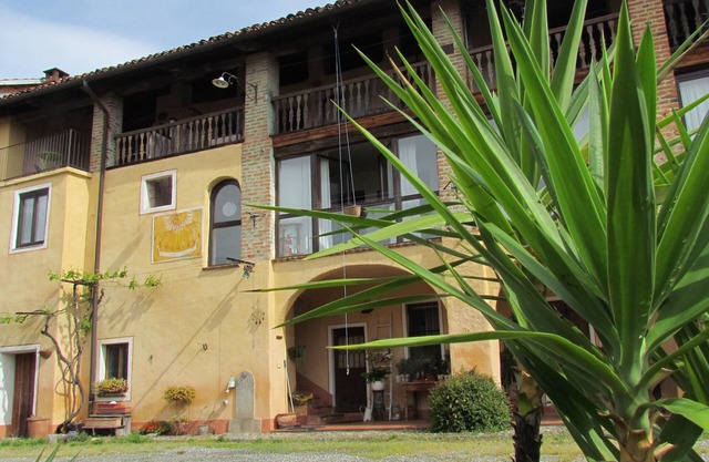 Cà Guala B&B. Old farmhouse at the foot of the Biella hills