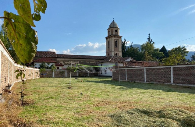 Cabaña con excelente ubicación y zona verde.