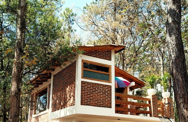 Cabaña para pareja en el bosque IA