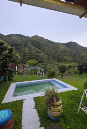 Cabaña rústica con encanto y luces cálidas para noches inolvidables