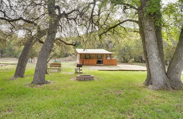 'Cabana Sol' Cabin: 4 Mi to Garner State Park