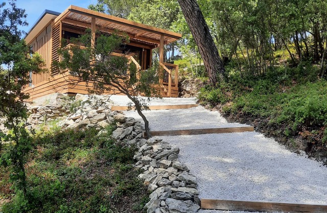 Cabanon nestled in the pines between Aix and Marseille with large swimming pool