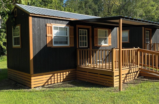 CABIN #1 Cozy cabin in serene Point Blank with fitness room and Pool