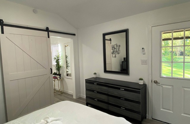 CABIN #2 Luxury cabin with fitness room, pool & AC in serene Point Blank