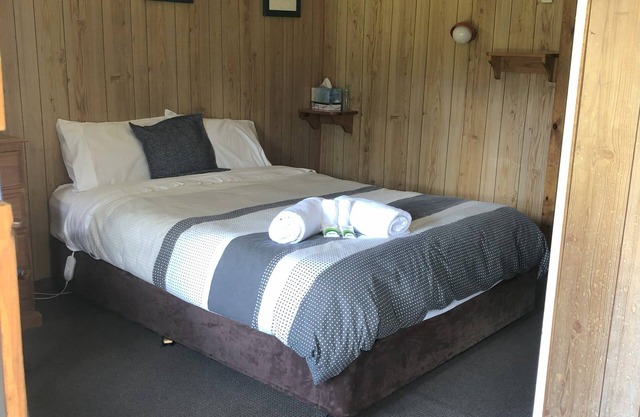 Cabin 3 - 2 rooms with ensuite & sleeps 6 people. Guests can access amenities