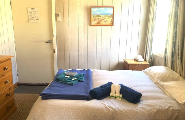 Cabin 8 - 2 rooms plus ensuite. Guests have access to all amenities