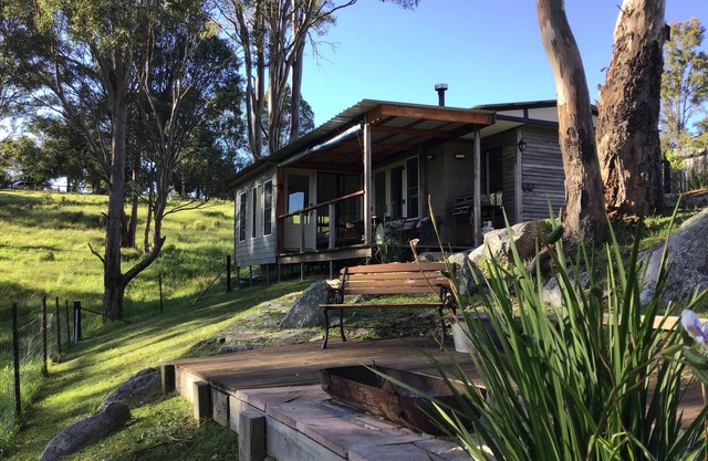 Cabin amongst the trees. Near to beaches and shops. Dog and horse friendly