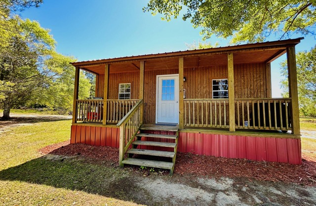 Cabin on 40 acres with private lake! - Heifer Hotel