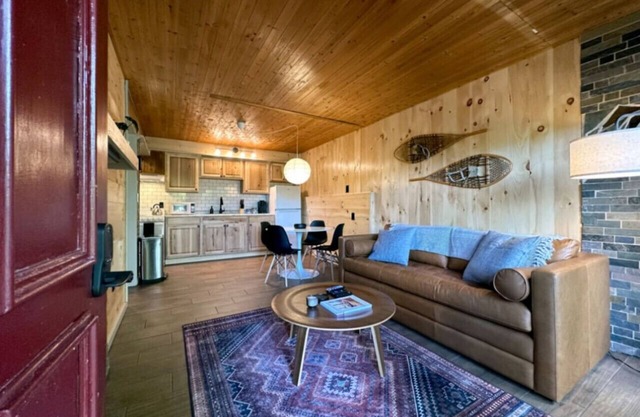 Cabin on Mtn, Seasonal Pool Access w Panoramic Views! Hike, Golf, Swim, Unwind!