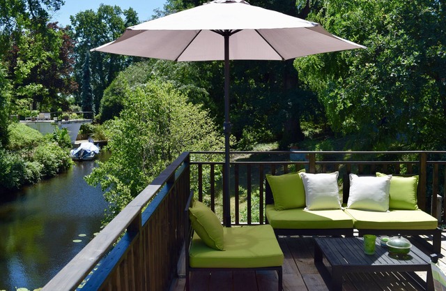 Cabin-style house on the Cazaux canal (15 min from Arcachon) with private pontoon