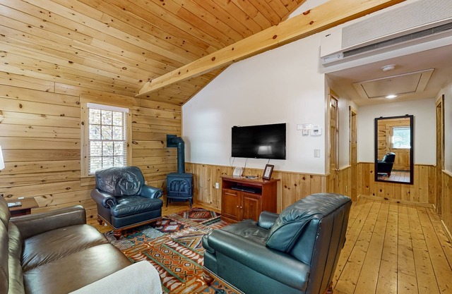 Cabin surrounded in nature walks, equipped with kitchen, fireplace, AC