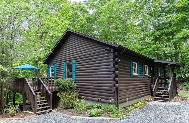 Cabin w/Hot Tub, EV Charger, Cent A/C mins to Ski Resort & Trails, Paved Rd