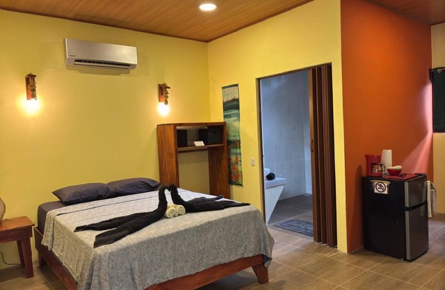 Cabin Willy's Fish Camp Sleeps 2 only 600' to Markets, Tours, Beach & Eatery's