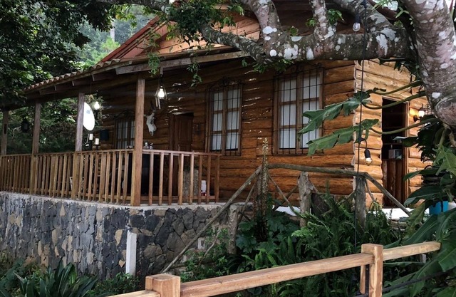Cabin with luxurious views ideal for family relaxation
